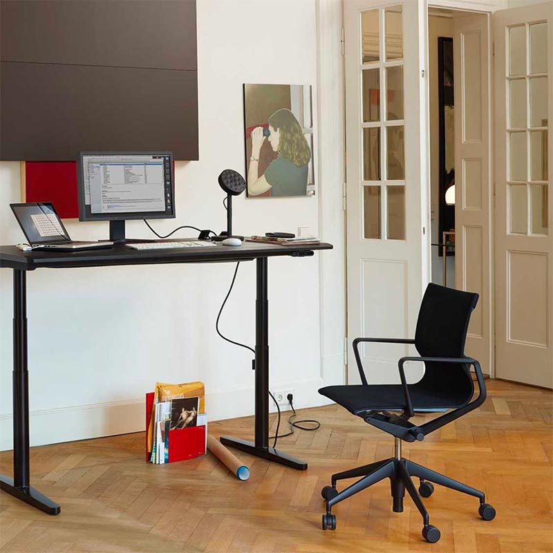 Een verstelbare bureaustoel is echt aan te raden. In dit thuiskantoor hebben ze de Vitra Physix bureaustoel gecombineerd met een verstelbaar bureau.