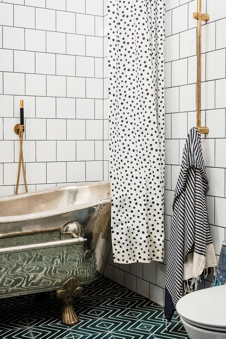 Vintage badkamer met groene cementtegels en gouden details