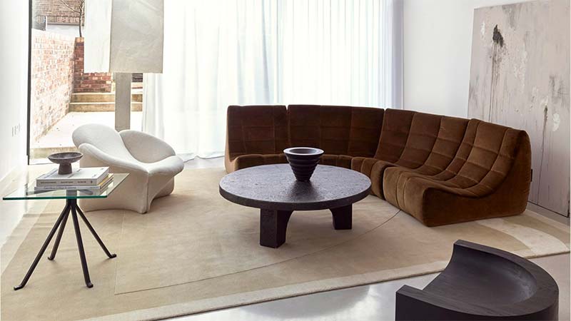 Stijlvol vintage interieur, gekenmerkt met gebogen, organische vormen die afgewisseld zijn met strak gelijnd minimalisme - een ontwerp door interieurstudio Daytrip | Fotografie: Gareth Hacker Stijlvol vintage interieur, gekenmerkt met gebogen, organische vormen die afgewisseld zijn met strak gelijnd minimalisme - een ontwerp door interieurstudio Daytrip | Fotografie: Gareth Hacker
