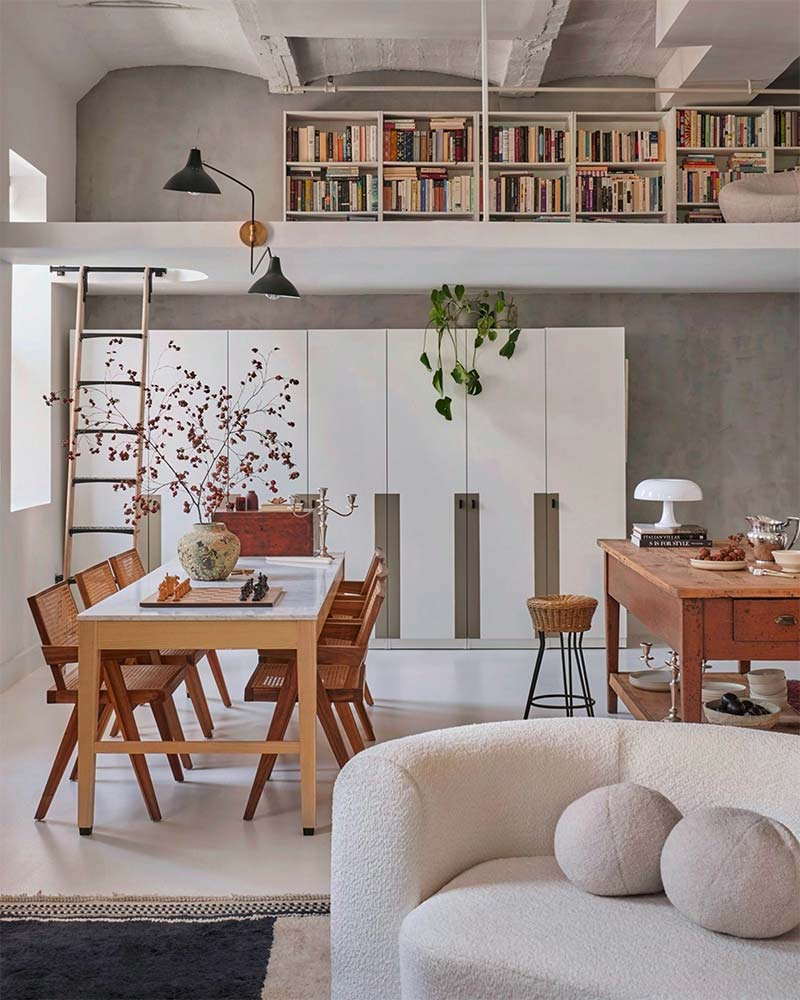 Interieurstudio Crystal Sinclair Designs heeft een loft-appartement in de wijk Dumbo in Brooklyn gerenoveerd met super mooi vintage tintje. Het doel van Sinclair was om de industriële uitstraling van de ruimte te behouden en tegelijkertijd een mix van meubels te gebruiken die een Europese flair bieden en verwijzen naar enkele van de locaties waar haar klant tijd heeft doorgebracht. | Fotografie: Seth Caplan Interieurstudio Crystal Sinclair Designs heeft een loft-appartement in de wijk Dumbo in Brooklyn gerenoveerd met super mooi vintage tintje.Het doel van Sinclair was om de industriële uitstraling van de ruimte te behouden en tegelijkertijd een mix van meubels te gebruiken die een Europese flair bieden en verwijzen naar enkele van de locaties waar haar klant tijd heeft doorgebracht. | Fotografie: Seth Caplan