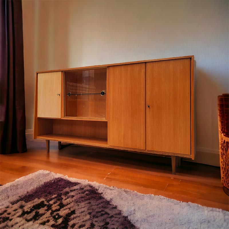 Deze super mooie Mid Century midboard uit de jaren zestig kan je online kopen bij Løkie Furniture.