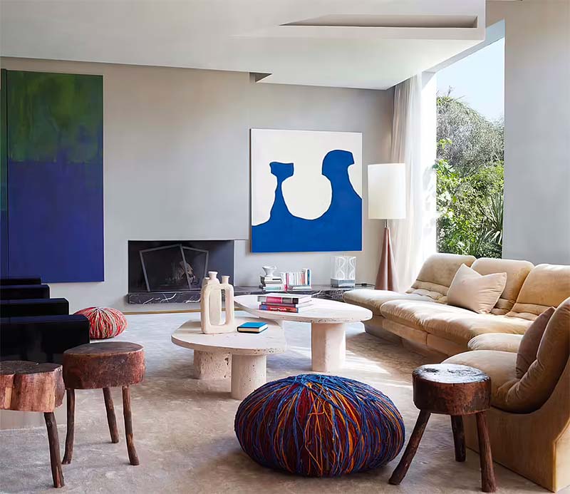 De eigenaren van deze betoverende villa in Casablanca hebben Crina Arghirescu Architecture de vrijheid toevertrouwd om hun huis volledig te transformeren, zowel van binnen als van buiten. Voor het interieurontwerp vond de ontwerper inspiratie in het werk van modernistische meesters zoals Carlo Scarpa en Jean Francois Zevago. Hun ingetogen, gedisciplineerde stijl bood een sereen canvas dat de poëtische mix van vintage en hedendaagse architecturale en artistieke stukken versterkte. De klanten profiteren van de liefde voor het kopen van vintage items van veilinghuizen in Europa en de VS. | Fotografie: Isabel Parra De eigenaren van deze betoverende villa in Casablanca hebben Crina Arghirescu Architecture de vrijheid toevertrouwd om hun huis volledig te transformeren, zowel van binnen als van buiten. Voor het interieurontwerp vond de ontwerper inspiratie in het werk van modernistische meesters zoals Carlo Scarpa en Jean Francois Zevago. Hun ingetogen, gedisciplineerde stijl bood een sereen canvas dat de poëtische mix van vintage en hedendaagse architecturale en artistieke stukken versterkte. De klanten profiteren van de liefde voor het kopen van vintage items van veilinghuizen in Europa en de VS. | Fotografie: Isabel Parra
