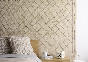 Groot berber vloerkleed aan de muur