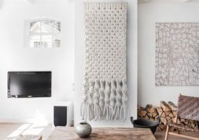Macrame wandkleed aan de muur