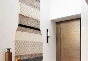 Groot vloerkleed aan de muur