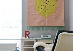 Roze vloerkleed aan de muur hangen met klitteband