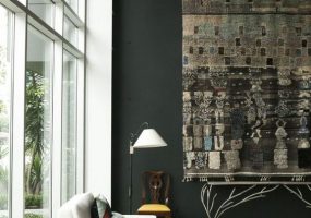 Groot vloerkleed aan een grote donkere muur