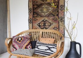 Vintage vloerkleed aan de muur