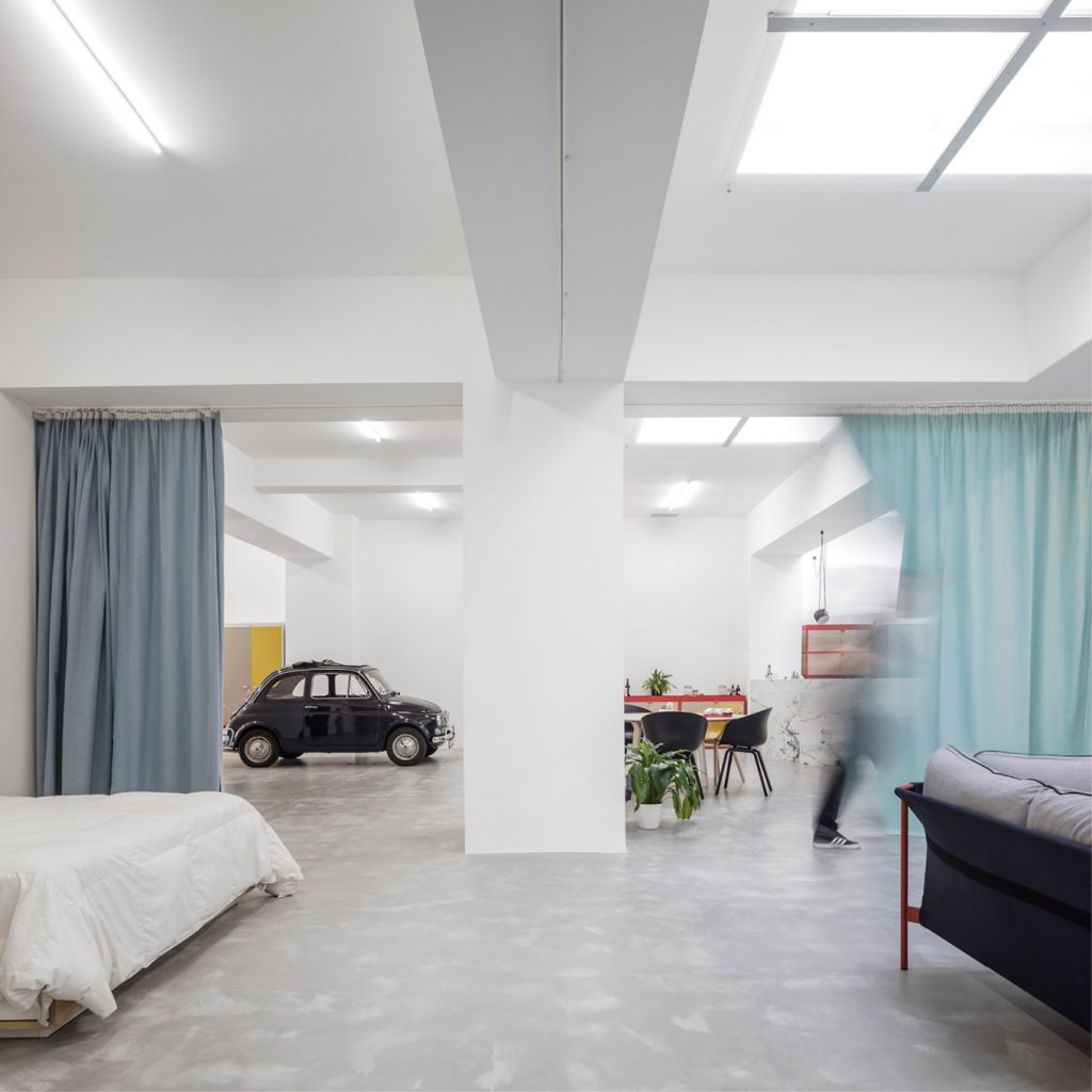 Voormalige garage verbouwd tot stoere minimalistische open loft
