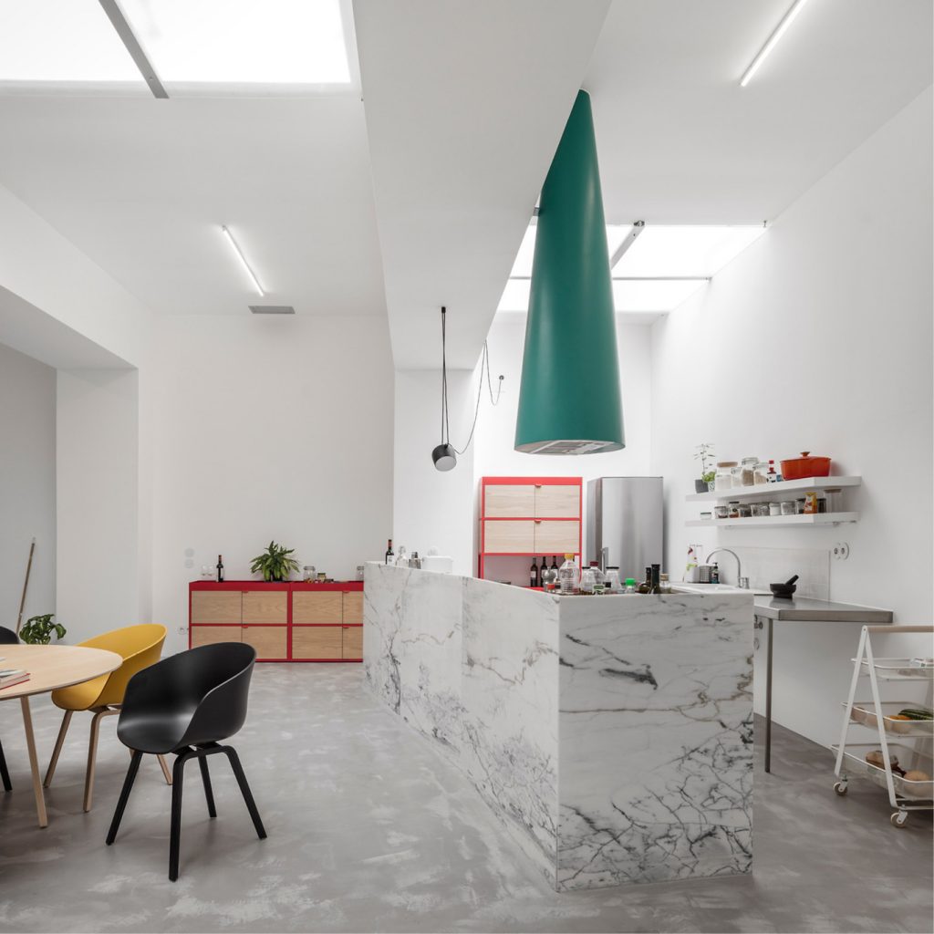 Voormalige garage verbouwd tot stoere minimalistische open loft