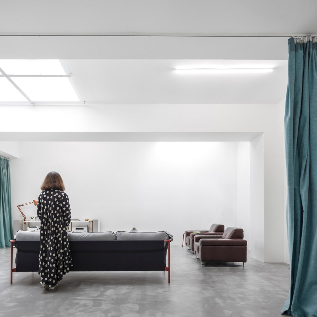 Voormalige garage verbouwd tot stoere minimalistische open loft