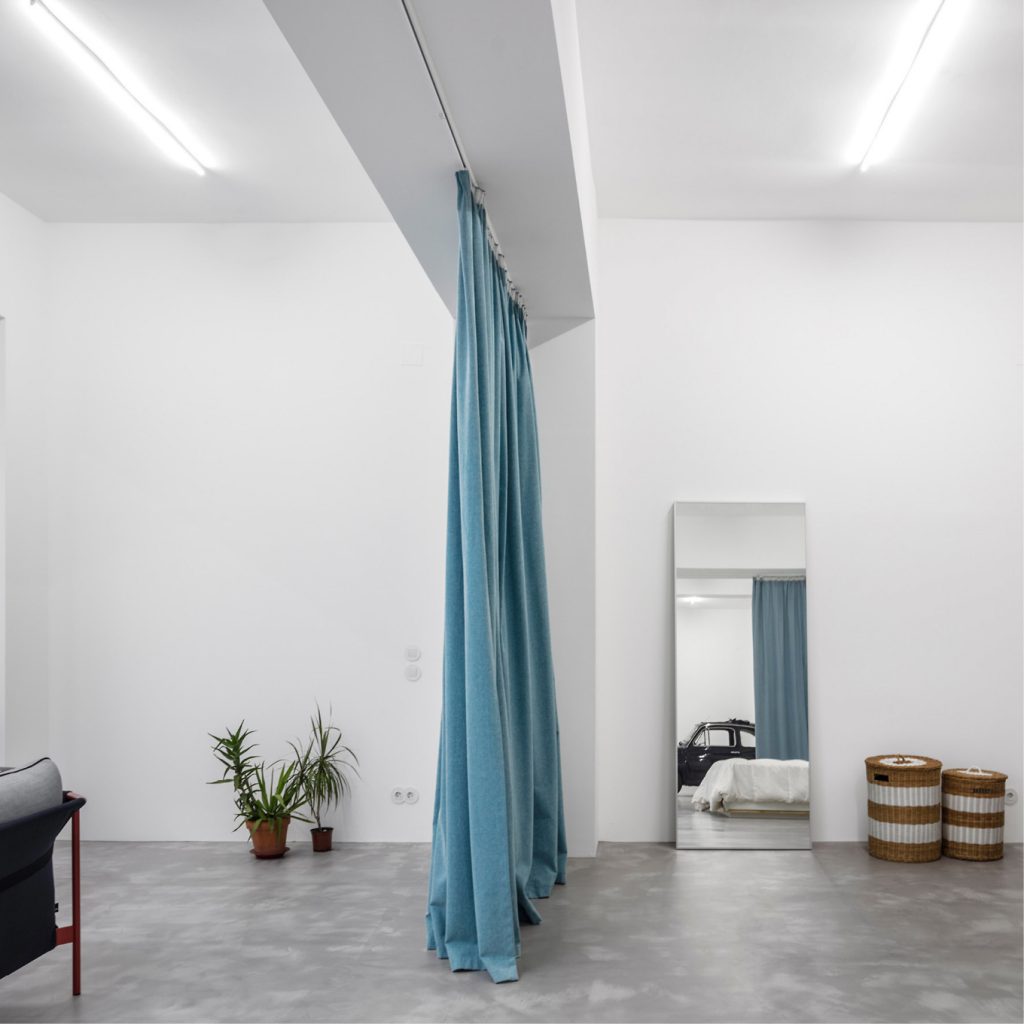 Voormalige garage verbouwd tot stoere minimalistische open loft