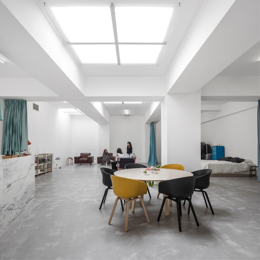 Voormalige garage verbouwd tot stoere minimalistische open loft