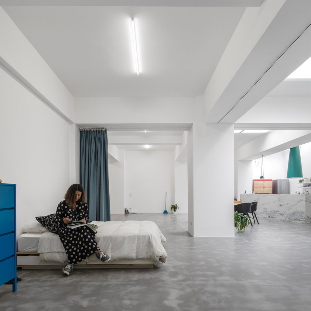 Voormalige garage verbouwd tot stoere minimalistische open loft