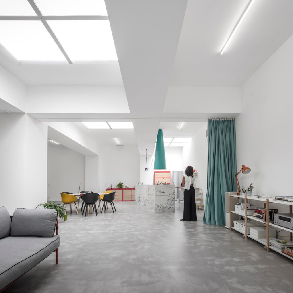 Voormalige garage verbouwd tot stoere minimalistische open loft