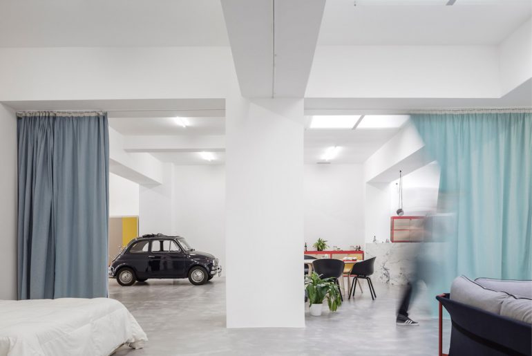 Voormalige garage verbouwd tot stoere minimalistische open loft