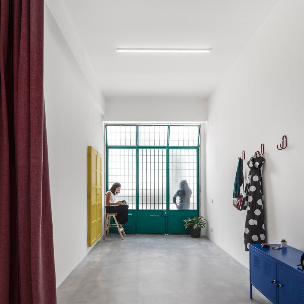 Voormalige garage verbouwd tot stoere minimalistische open loft