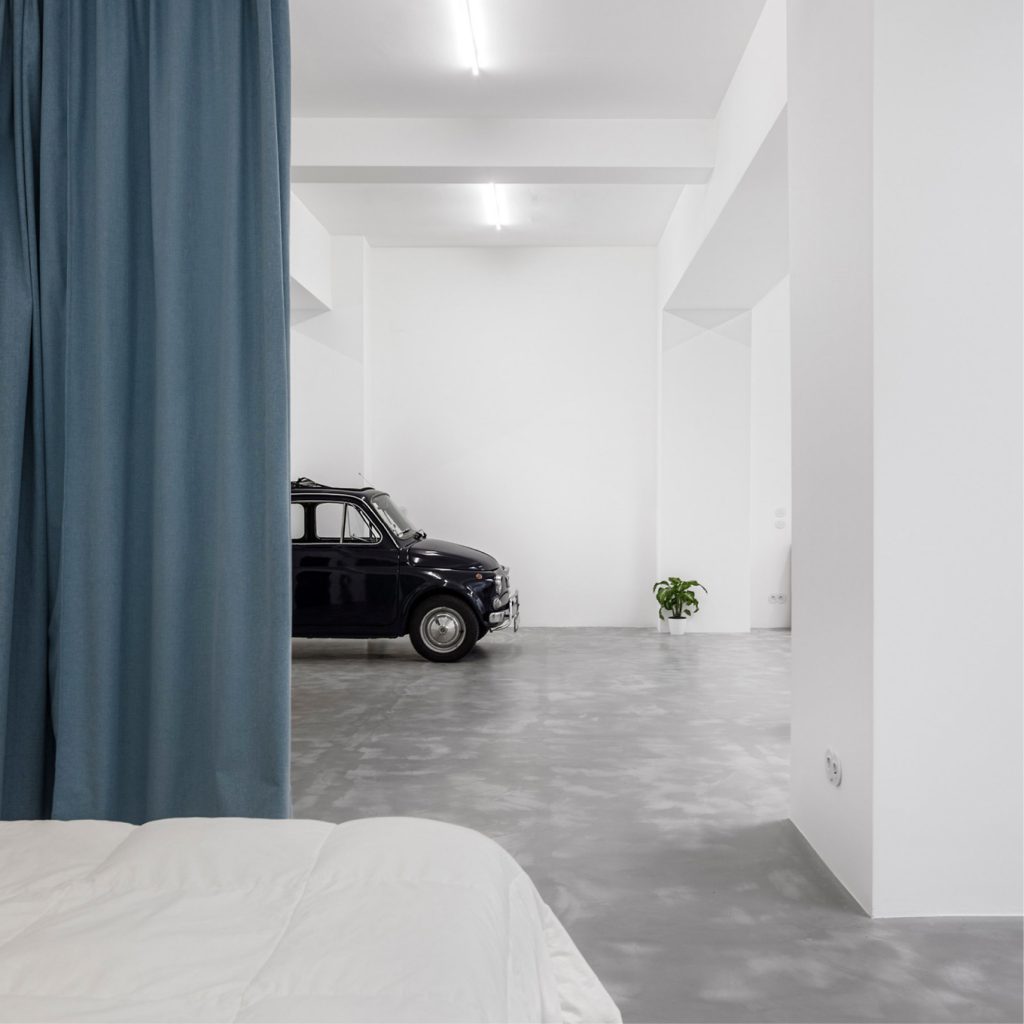 Voormalige garage verbouwd tot stoere minimalistische open loft