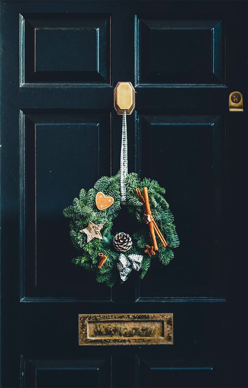 voortuin kerstdecoratie krans aan voordeur