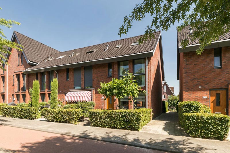 Voortuin planten en aarde