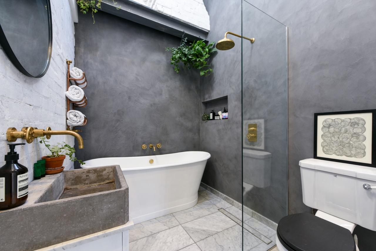 vrijstaand bad badkamer betonstuc muren