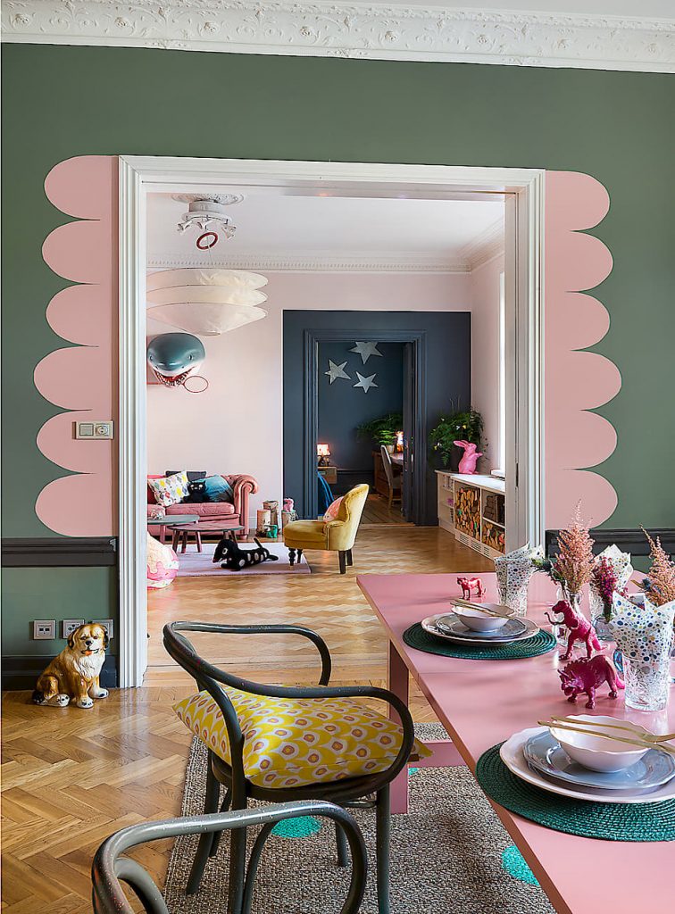 Vrolijke gedurfde kleuren in een Scandinavisch appartement