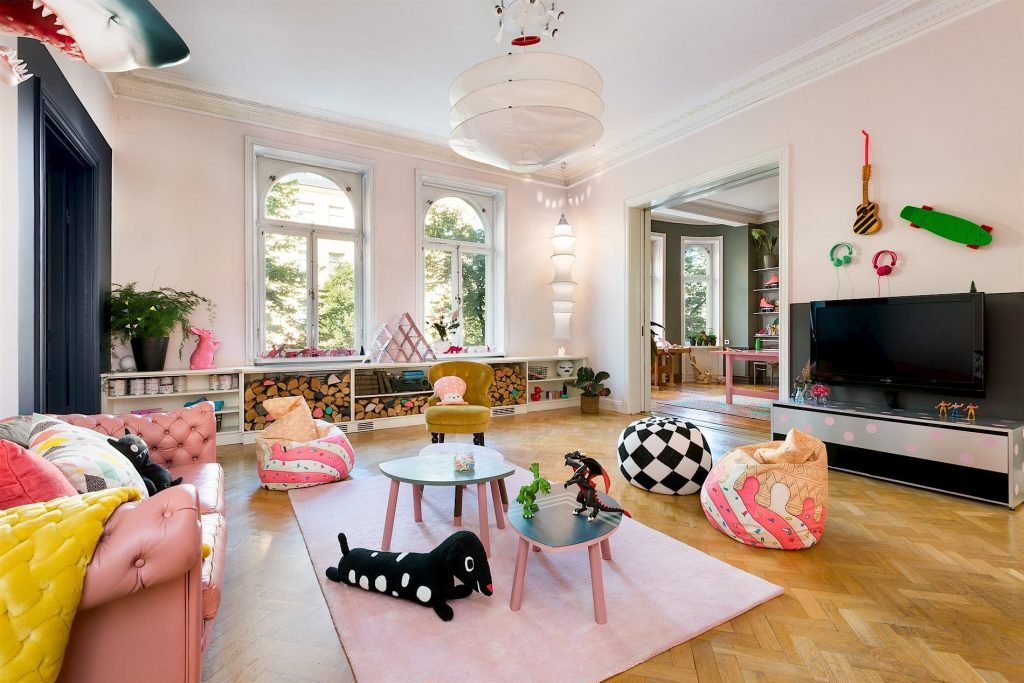 Vrolijke gedurfde kleuren in een Scandinavisch appartement