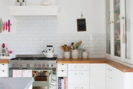 Vrolijke witte keuken van Yvonne