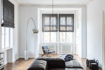 Warme vintage woonkamer in een klassiek appartement
