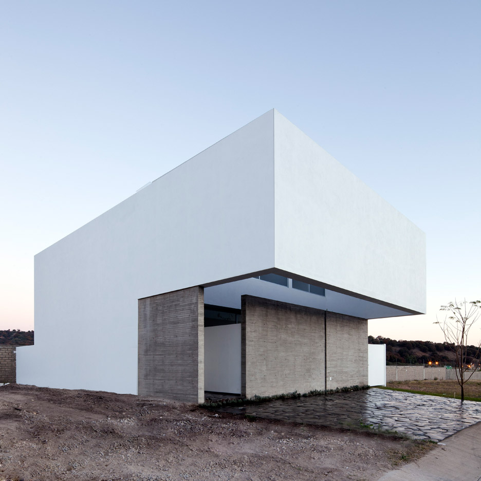 wit huis met beton