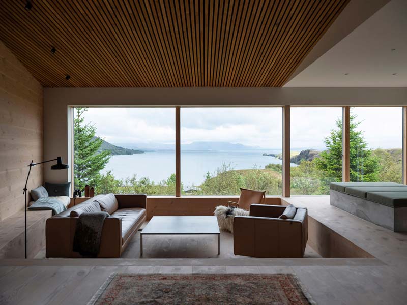 woonkamer houten interieur panoramisch uitzicht