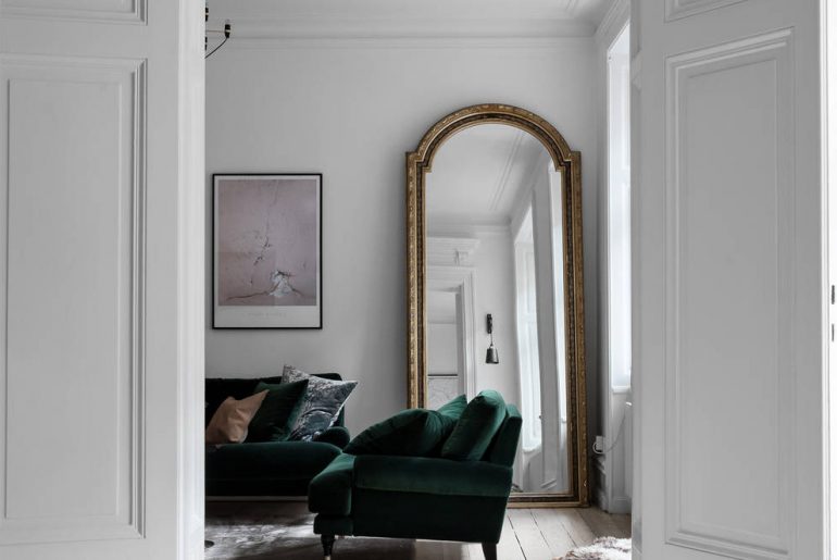 woonkamer ideeen grote gouden spiegel in de hoek