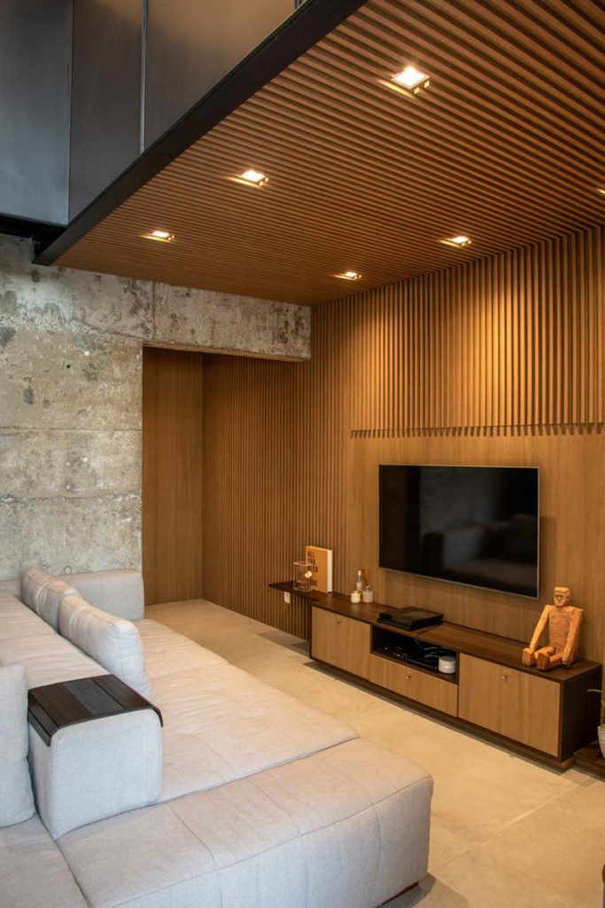 woonkamer ideeën - Mooie woonkamer met houten wandbekleding