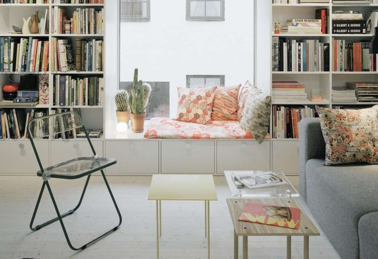 woonkamer ideeen kast rondom raam met zithoekje op vensterbank