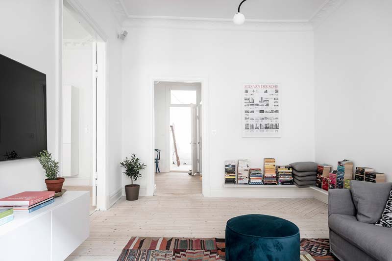 woonkamer ideeen lage boekenplanken met stapels boeken