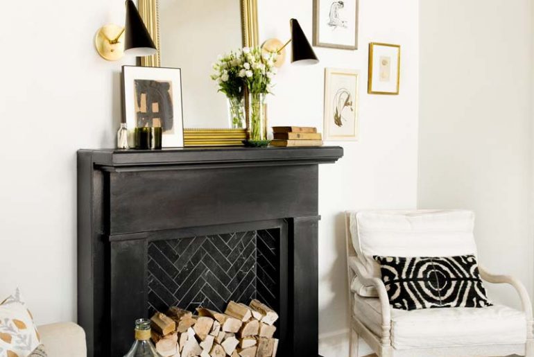 woonkamer ideeen ongebruikte haard decoreren houtblokken