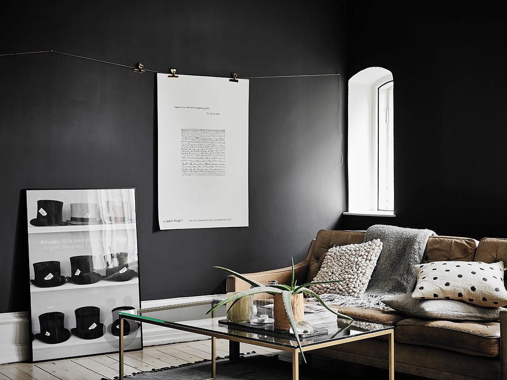 Woonkamer slaapkamer combinatie met zwarte muren