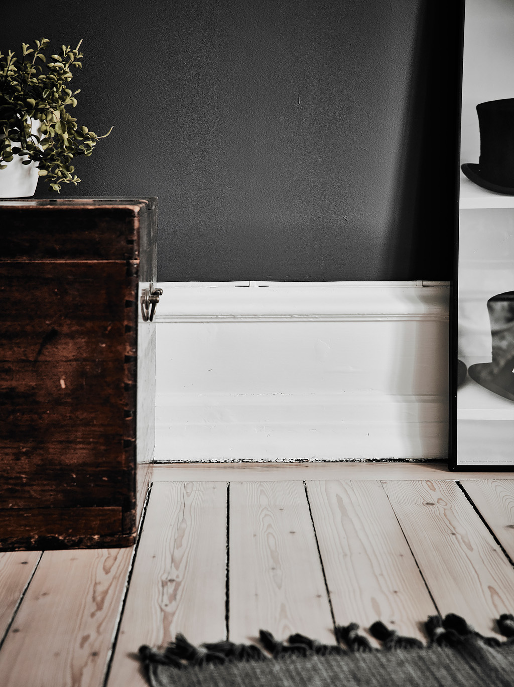 Woonkamer slaapkamer combinatie met zwarte muren