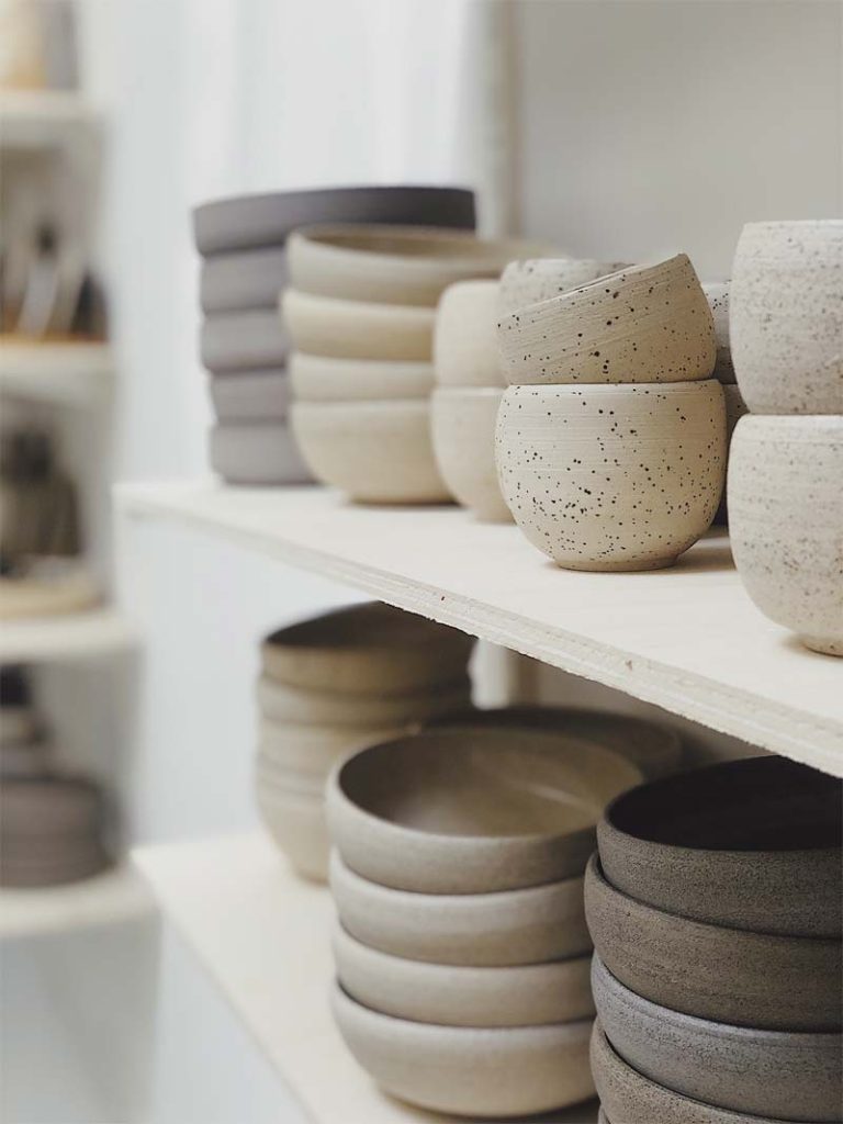 woontrends 2023 handgemaakte keramiek kopjes