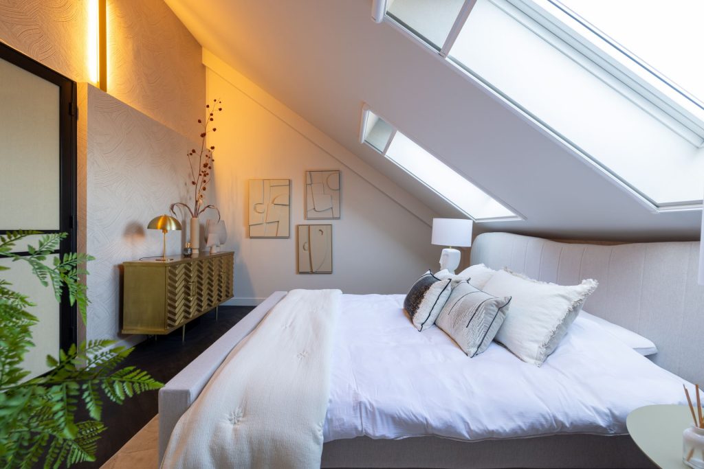 zolderslaapkamer behang luxe sfeer