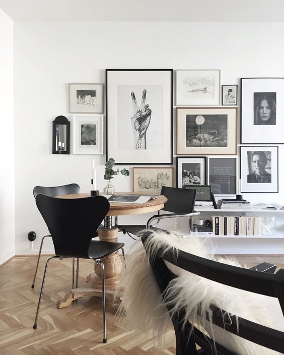 Zwart wit foto's aan de muur