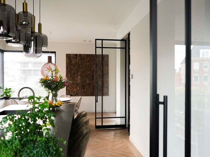 zwarte aluminium deur met glas